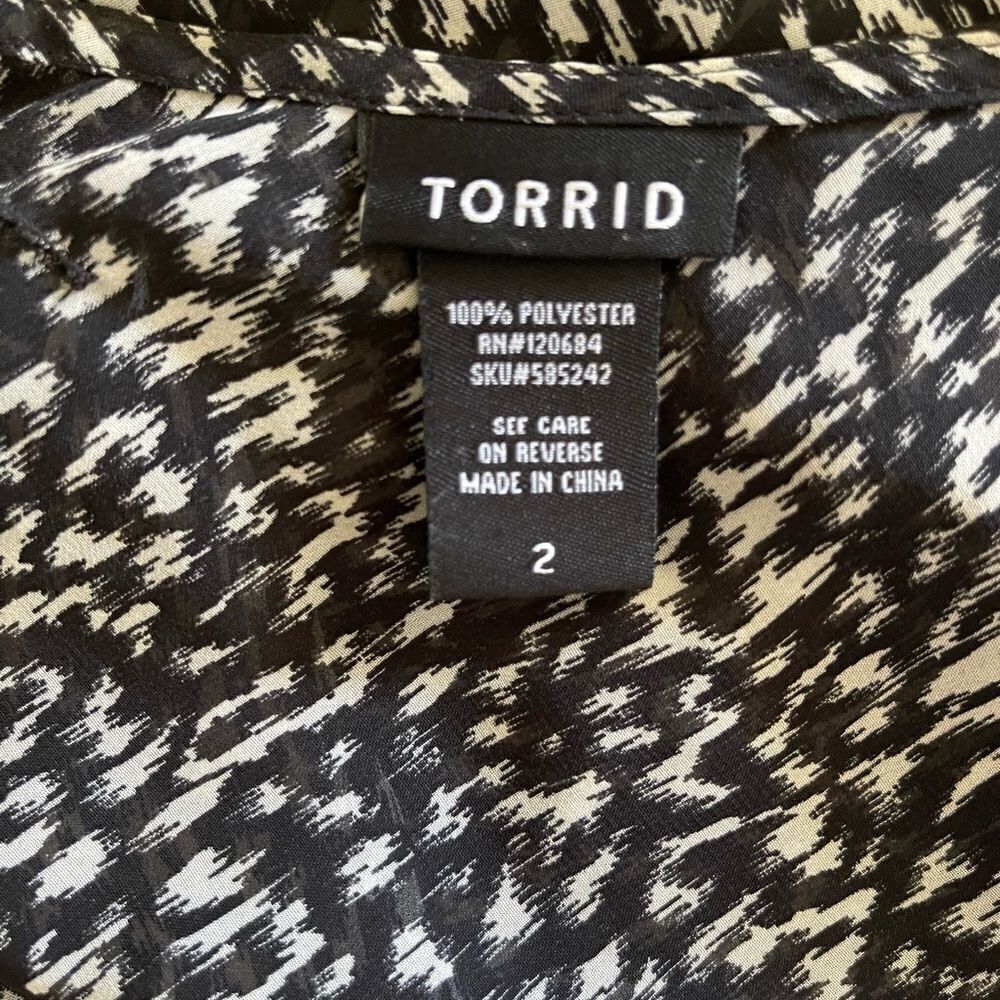 Torrid leopard black & white open back blouse round neck sz 2X sheer material - Picture 4 of 7